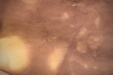 Eski kağıt çarşaf. Toz ve kirli lekelerle dolu boş bir arka plan. Eski ve antika sanat konsepti. Ayrıntılı yakın çekim stüdyo çekimi. Ön manzara. Ayarlanmış