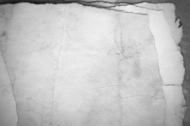 Eski kağıt çarşaf. Toz ve kirli lekelerle dolu boş bir arka plan. Eski ve antika sanat konsepti. Ayrıntılı yakın çekim stüdyo çekimi. Ön manzara. Ayarlanmış