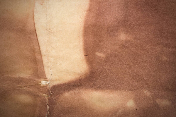 Стареющий лист бумаги. Пустой старый фон с пылью и грязными пятнами. Винтажное и антикварное искусство. Макет плаката. Подробная съемка студии крупным планом. Вид спереди. Toned
