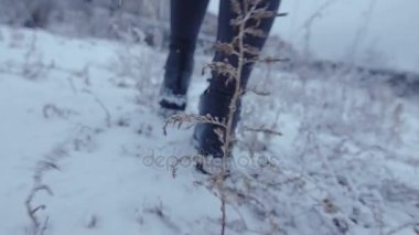 Kız çalışan ayak.