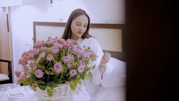 Mädchen mit einem Korb voller Blumen. — Stockvideo
