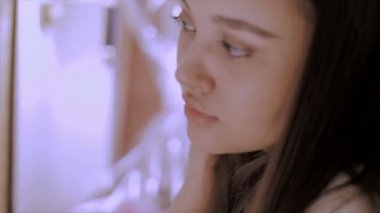 Güzel bir kız aynaya bakıyor.