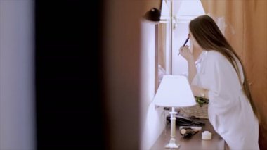 Bir ayna önünde güzel kız.