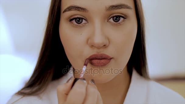 Beautiful girl in front of a mirror. — Stock Video