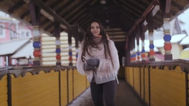 Девушка гуляет по городу . — стоковое видео