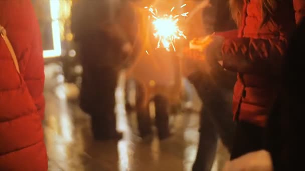 Fuego de Bengala en la mano de un transeúnte . — Vídeos de Stock