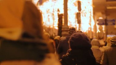 Kız akşam şehirde yürüyüş.