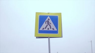 Bir yaya geçidi belirtisi.