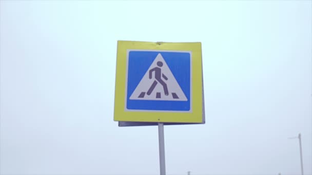 A sign of a pedestrian crossing. — Stock Video