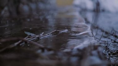 Damla çatıdan düşmek.