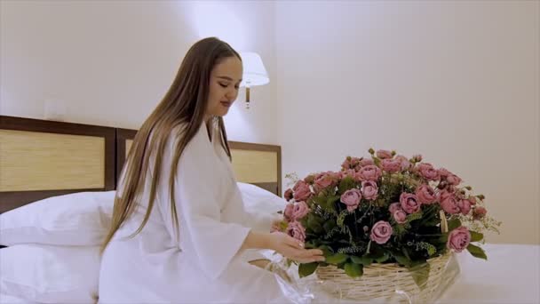 Chica con una cesta de flores . — Vídeo de stock