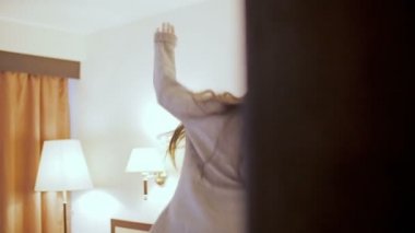 mutlu kız yatakta atlama.