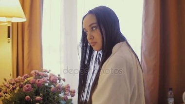 Kız onun saç tarama.