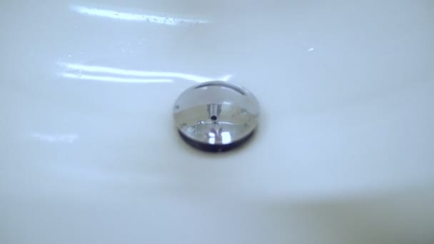 Lavabo avec une valve brillante sur l'évier de l'eau. L'eau s'ouvre et s'écoule dans l'évier . — Video