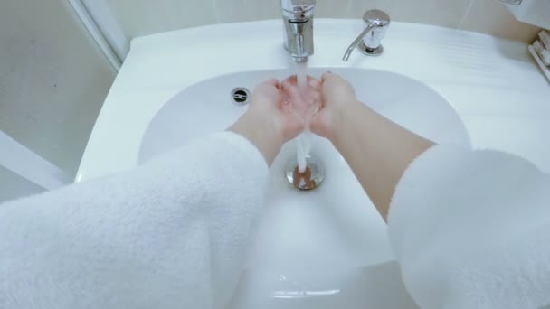 A menina abre a torneira e lava as mãos com sabão . — Vídeo de Stock