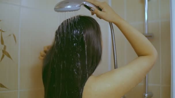 Dziewczyna myje się pod prysznicem. — Wideo stockowe