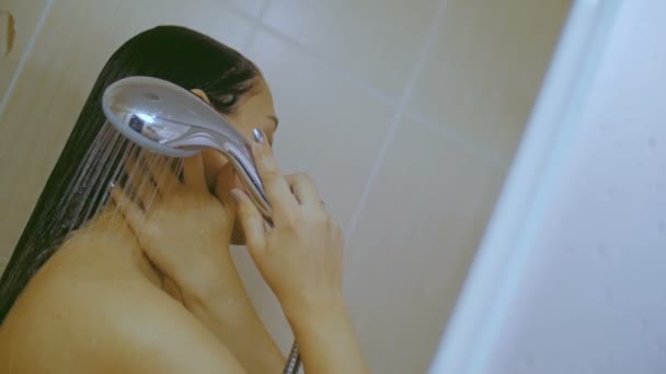 A menina lava-se no chuveiro . — Vídeo de Stock