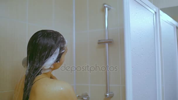 The girl washes in the shower. — Stockvideo