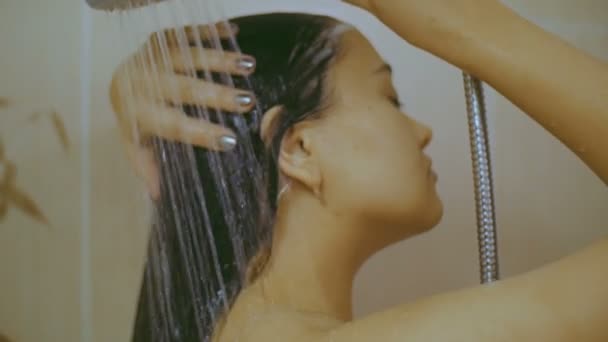 La fille se lave sous la douche . — Video