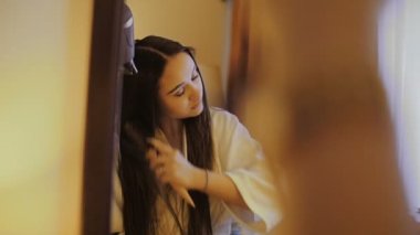 Kız onun saç tarama.