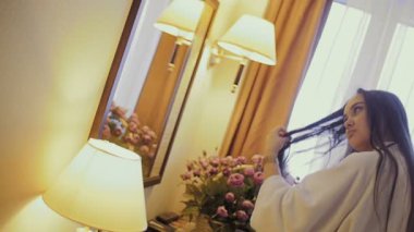 Kız onun saç tarama.