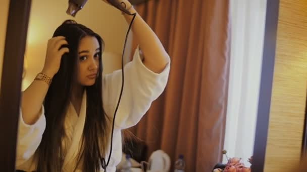 La chica se peina el pelo. . — Vídeos de Stock