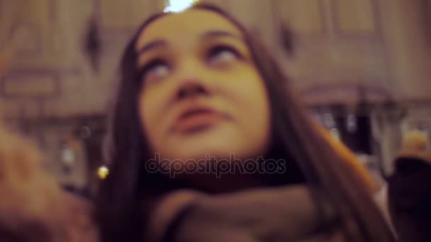 La ragazza sta facendo delle foto al telefono. . — Video Stock