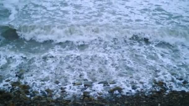 Alesaggio mareale. Ciottoli sulla riva . — Video Stock