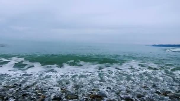 Agujero de marea. guijarros en la orilla . — Vídeos de Stock