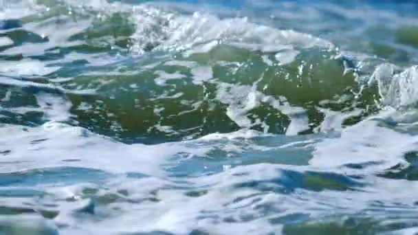 Les vagues de la mer roulent jusqu'au rivage . — Video