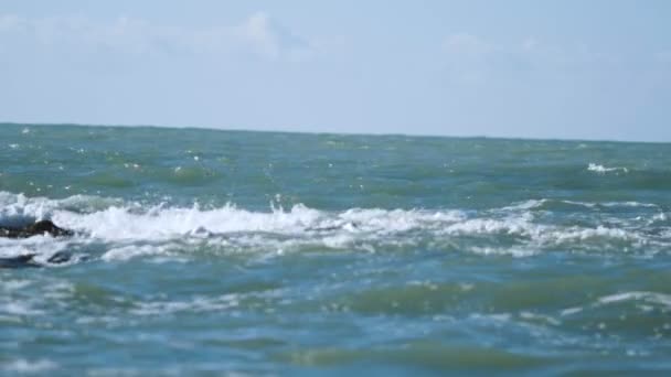 Die Meereswellen rollen ans Ufer. — Stockvideo