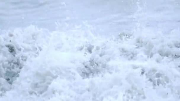 Ρολό τα κύματα της θάλασσας στην ακτή. — Αρχείο Βίντεο