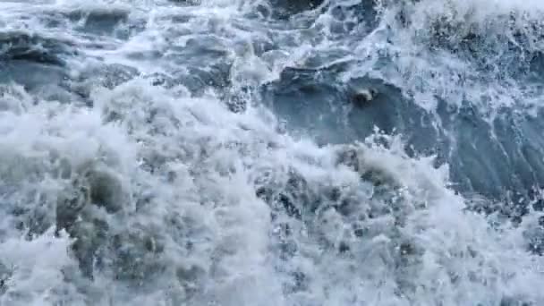 Les vagues de la mer roulent jusqu'au rivage .