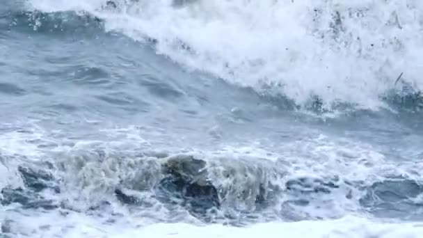 Las olas del mar rodan a la orilla . — Vídeo de stock