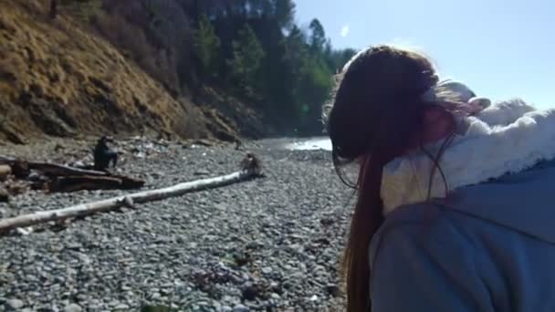 A young woman is walking. — Stock Video