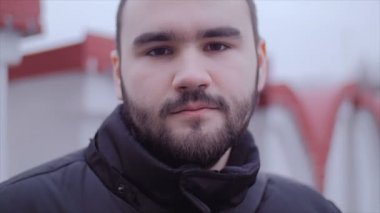 Adam kameraya bakıyor.