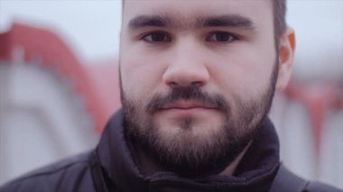 Adam kameraya bakıyor.