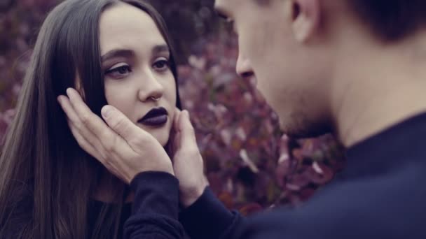 Een jonge vrouw en een jonge man tegenover elkaar. — Stockvideo