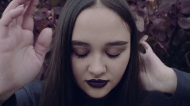 Genç bir kadın kamera önünde dans ediyor.