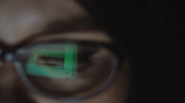 Gözlüklü kadının gözleri close-up. Bir kadın tablet vasıl görünüyor.