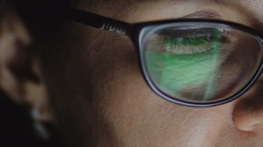 Gözlüklü kadının gözleri close-up. Bir kadın tablet vasıl görünüyor.