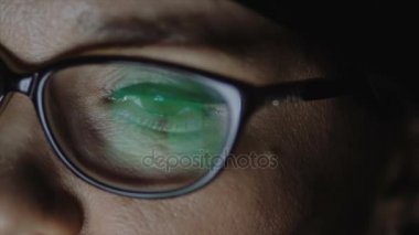 Gözlüklü kadının gözleri close-up. Bir kadın tablet vasıl görünüyor.