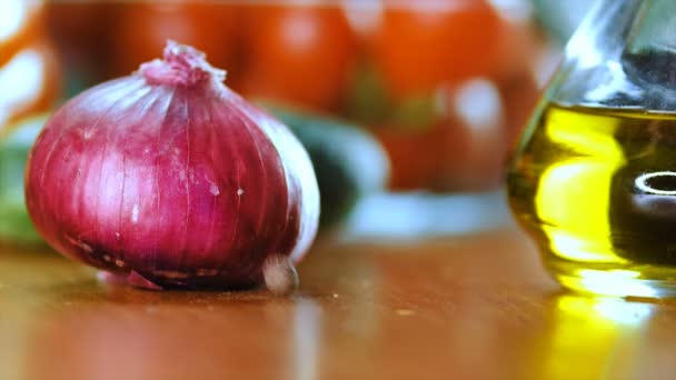 香りの良い胡椒が台所のテーブルの上に注がれる. — ストック動画