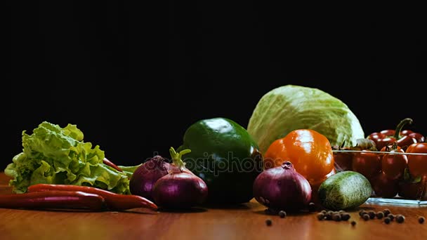 Hay verduras en la mesa. . — Vídeo de stock