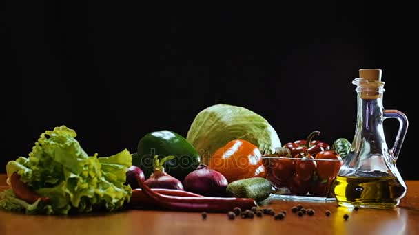 Hay verduras en la mesa. . — Vídeos de Stock