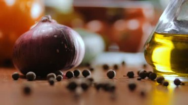 Mutfak masasının üstünde kiraz domates düşmek.