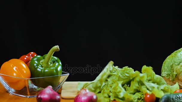 Hojas de lechuga caen sobre la mesa . — Vídeo de stock