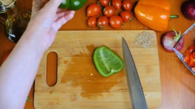 Bir kadın bir yeşil biber kesme.