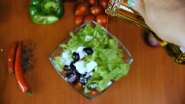 Una mujer está puliendo la ensalada preparada con aceite de oliva . — Vídeos de Stock