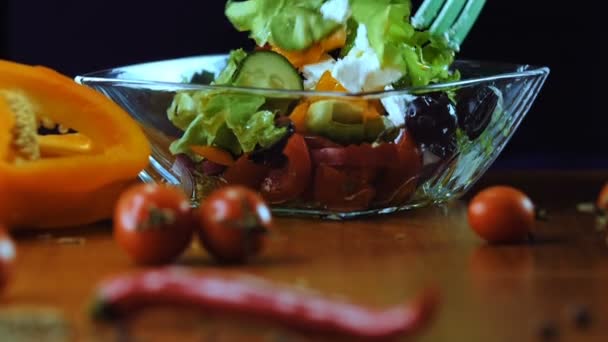L'insalata preparata è mescolata in una boccia di vetro. Rallentatore . — Video Stock